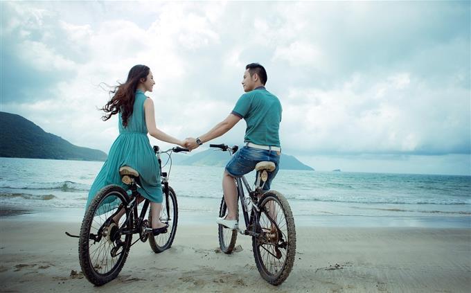 Color test and love needs: a couple on bicycle at sea