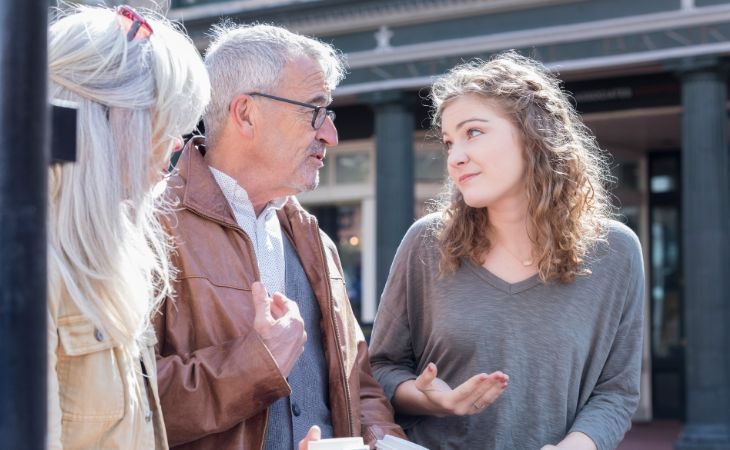 Signs of narcissistic grandparents: Woman talking to her elderly parents