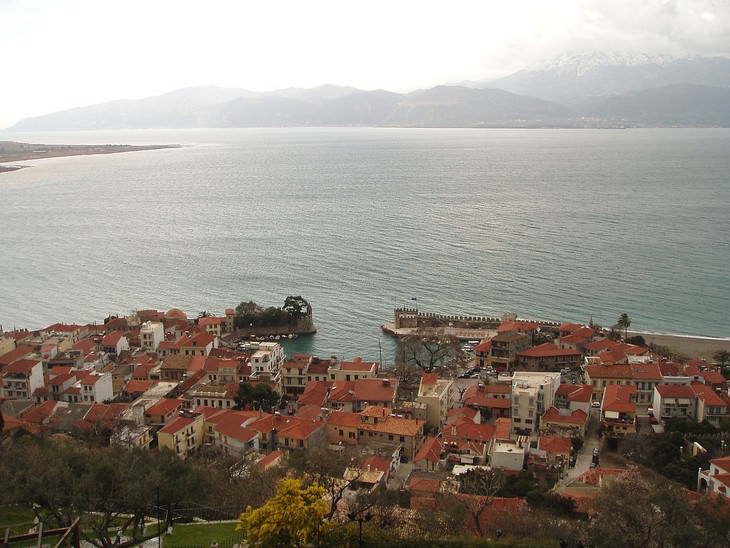 10 Picturesque Towns and Villages in Mainland Greece: The town of Nafpaktos against the sea