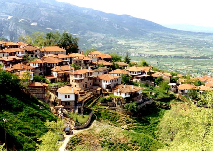 10 Picturesque Towns and Villages in Mainland Greece: View of Palaios Panteleimonas, Central Macedonia, Greece