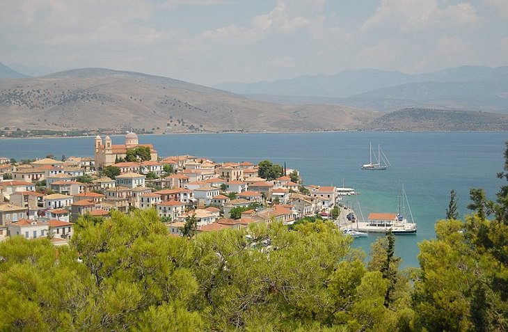 10 Picturesque Towns and Villages in Mainland Greece: The town of Galaxidi, Greece