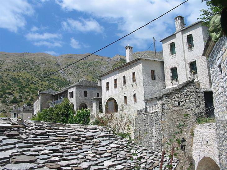 10 Picturesque Towns and Villages in Mainland Greece: The village of Syrrako, Epirus