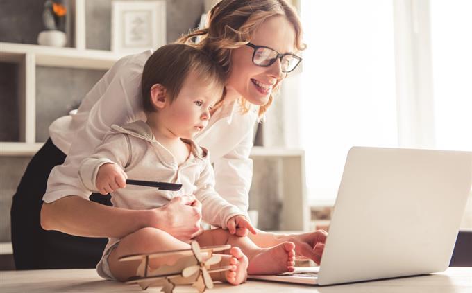 Family Gift Test: Mama and a worker in front of a computer