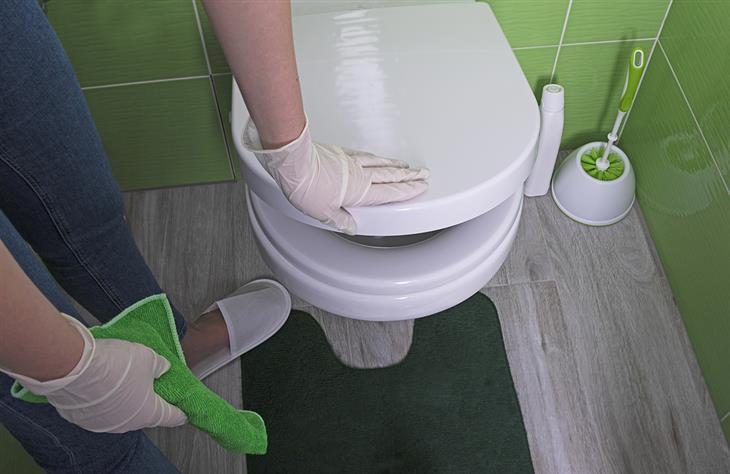 Shaving Foam cleaning hacks