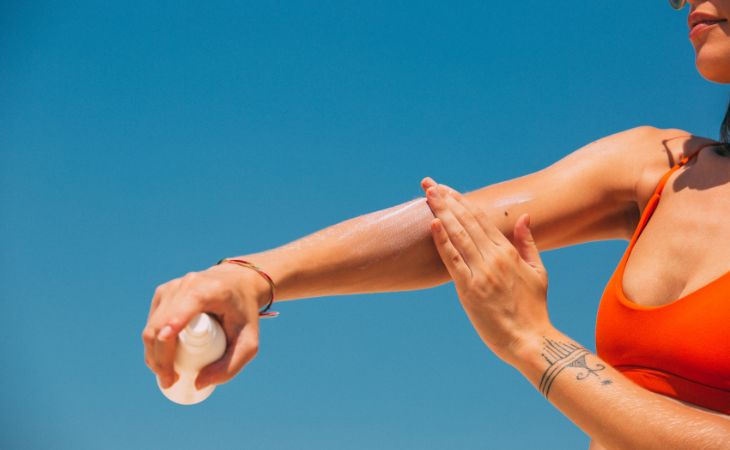How to choose sunscreen: A woman applying sunscreen on her arm