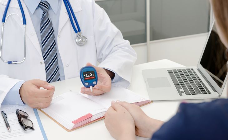 Dawn phenomenon: woman at doctor who is showing her a sugar test