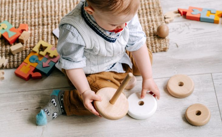 Criação Koala: Criança pequena brincando