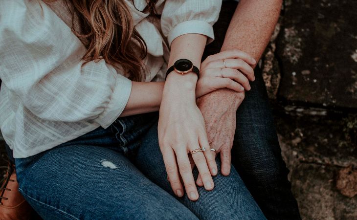Signs that an emotionally unavailable person loves you: A man and woman holding hands