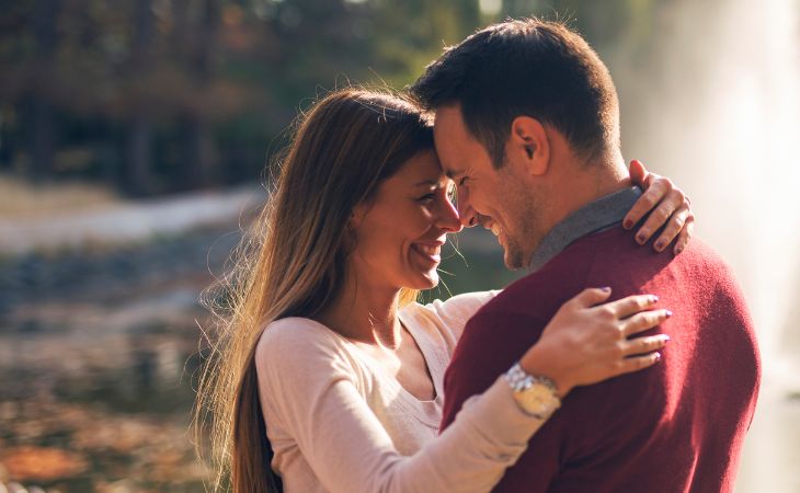 Signs that an emotionally unavailable person loves you: A couple embracing and smiling