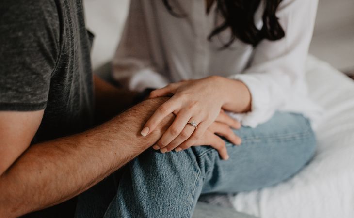 Signs that an emotionally unavailable person loves you: A couple holding hands