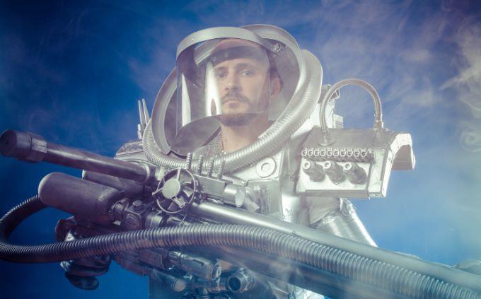 What animal wakes up in you when you attack you: a man in a futuristic fighting suit