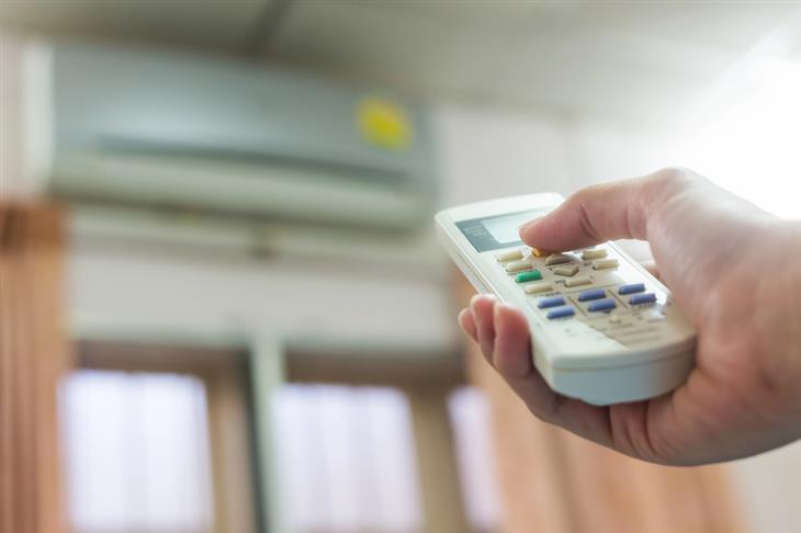 Guide to sleeping with an air conditioner or fan: Operating an air conditioner