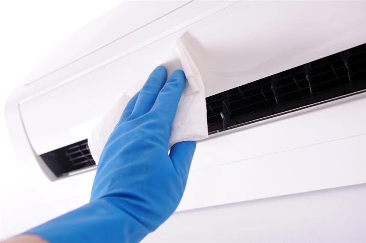 Guide to sleeping with an air conditioner or fan: Cleaning an air conditioner