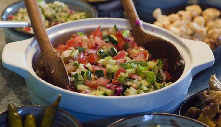 How long can you keep a salad in the fridge: Israeli vegetable salad