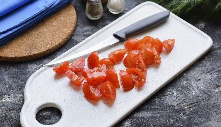 How long can you keep a salad in the fridge: Tomatoes on a cutting board