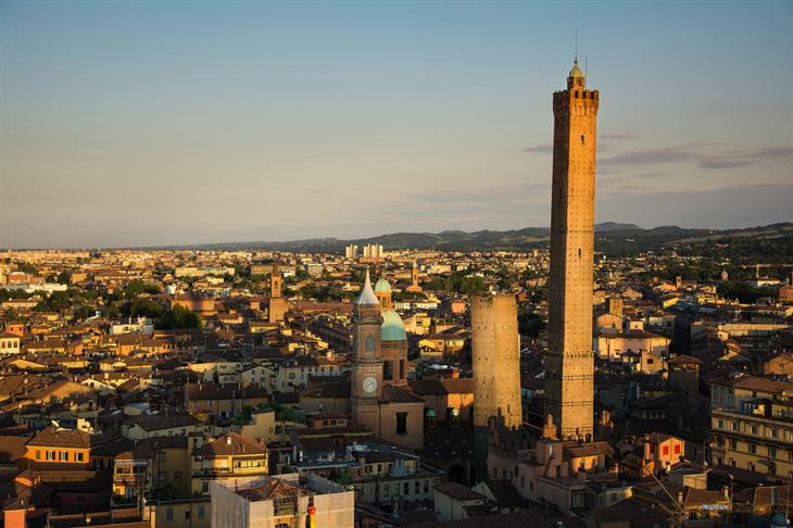 Leaning towers from around the world: Towers of Bologna