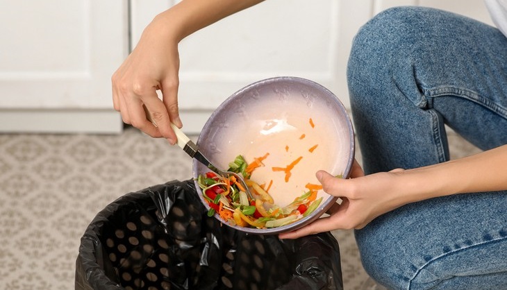 How long can you keep a salad in the fridge: Throwing salad in the trash