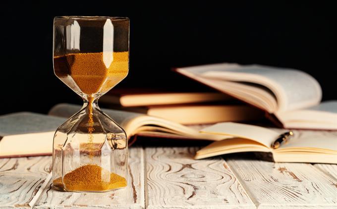 Picture Identification Test: Sand watch and books