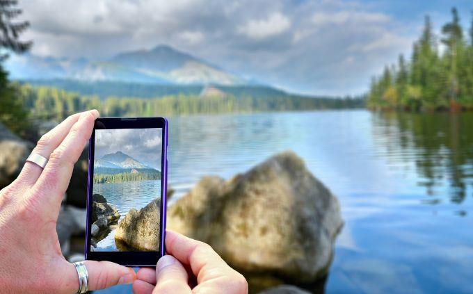 Which social network is suitable for your personality: Land photo on the phone