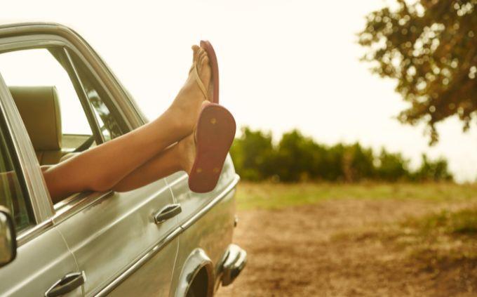 Which social network is suitable for your personality: inferior legs on a car window
