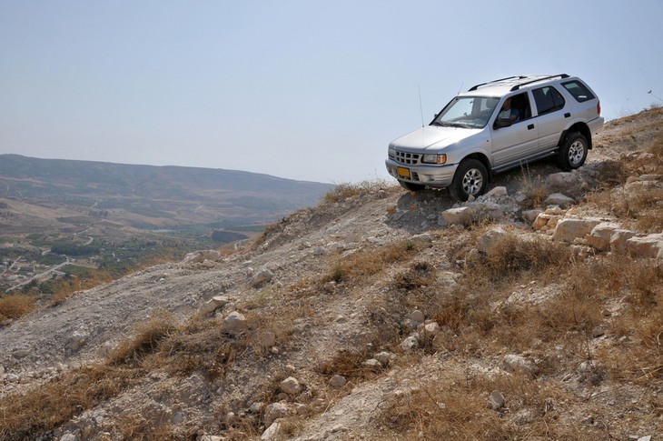 Tips for driving a vehicle with an automatic transmission: Vehicle on a descent