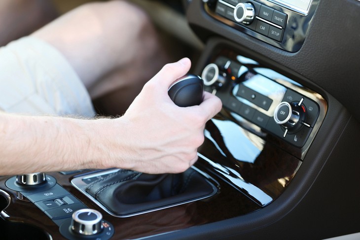 Tips for driving a vehicle with an automatic transmission: Shifting gears in a car