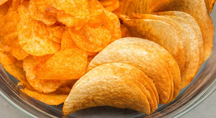 Foods to avoid giving children: A bowl of potato chips