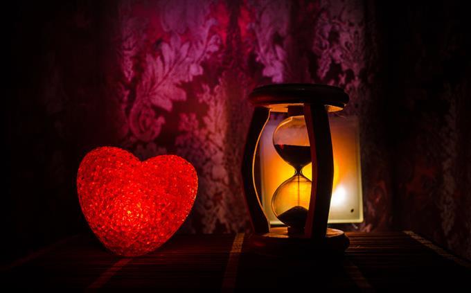 Do you fall in love quickly? Sand and heart watch