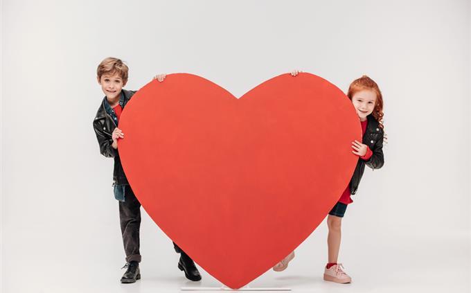 Do you fall in love quickly? Two children and a heart