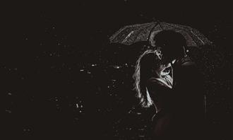 Do you fall in love quickly? A pair of kissing under the umbrella