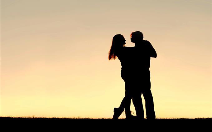 Do you fall in love quickly? A pair at sunset