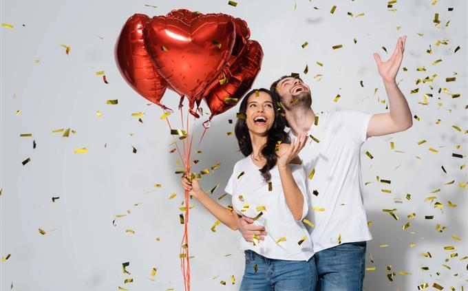 Do you fall in love quickly? A couple with balloons