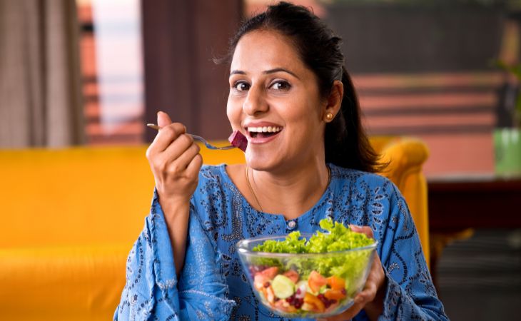 How fruits and vegetables contribute to sleep quality: Woman eating a salad