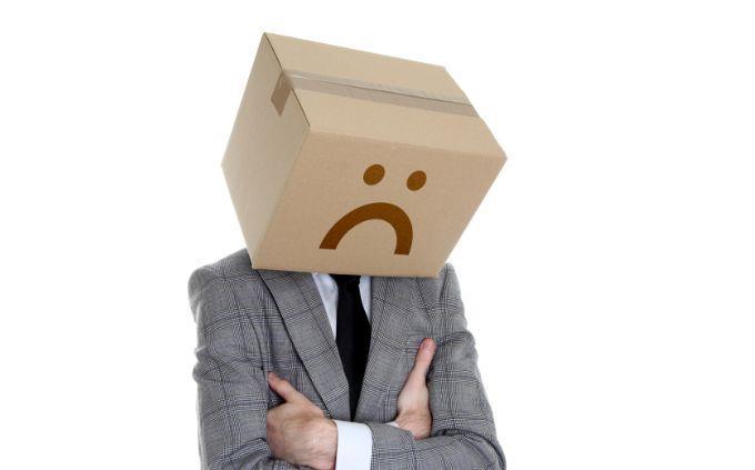 Transportation Test: A man with cardboard on the head and with a sad face