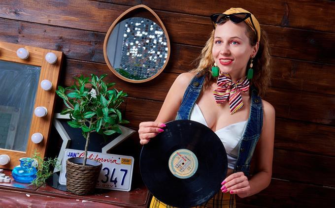 Singers and singers identifying the 1960s: Young with a record