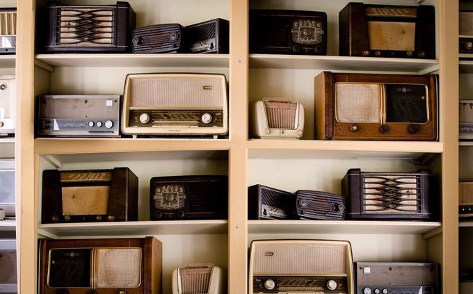 Singers and singers identifying the 1960s: Old Radio Devices