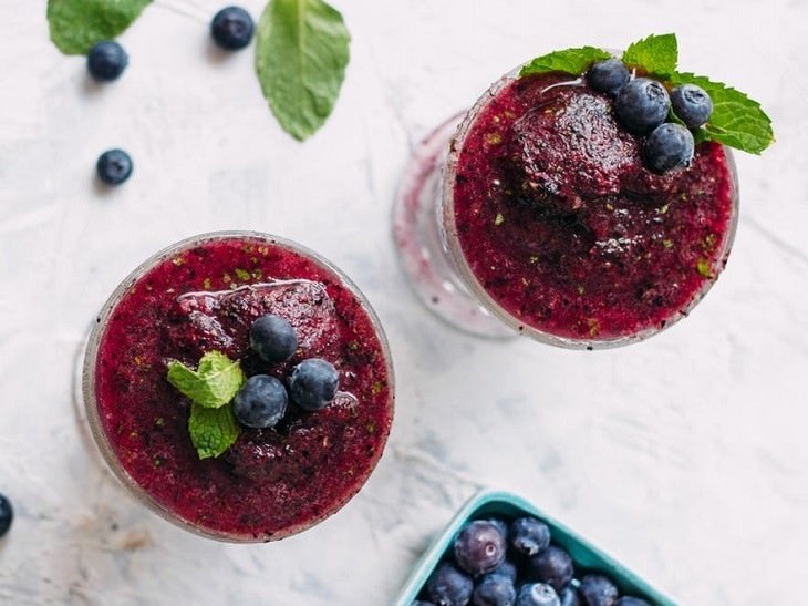 Blueberry, cucumber, and coconut water drink: two glasses with the drink inside