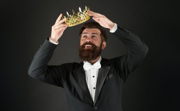 Phrases narcissists say to make you feel bad: a man putting a crown on himself