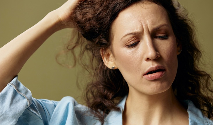 שינה עם עגילים ותכשיטים: אישה עם עגיל ושיער מבולגן