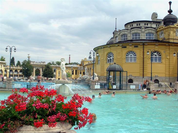 10 recommended attractions in Budapest: the Széchenyi Baths