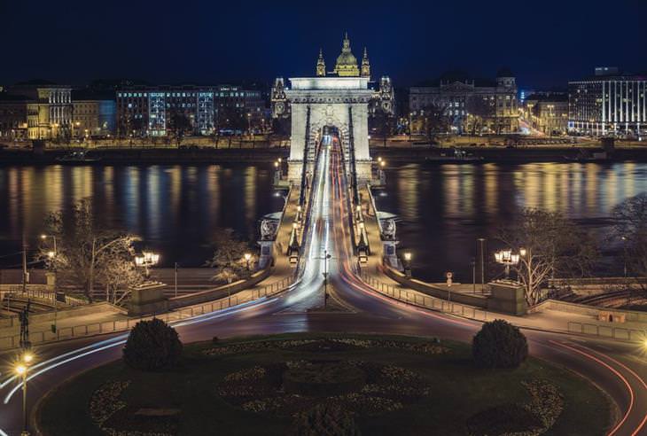10 recommended attractions in Budapest: the Chain Bridge at night