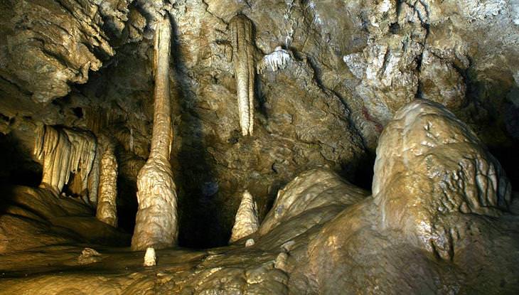 10 recommended attractions in Budapest: a stalactite cave