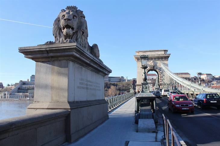 10 recommended attractions in Budapest: a lion statue on the Chain Bridge