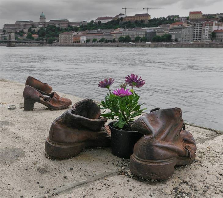 10 recommended attractions in Budapest: the Shoes memorial on the Danube River