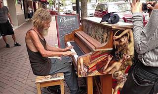 Homeless Man Plays a Beautiful Piece on the Piano