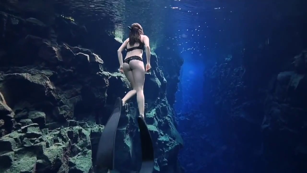Лов дайв. Фридайвинг погружение. Подводные съёмки девушек. Девушка под водой.