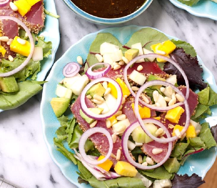 Seared Tuna Salad with Mango and Vegetables