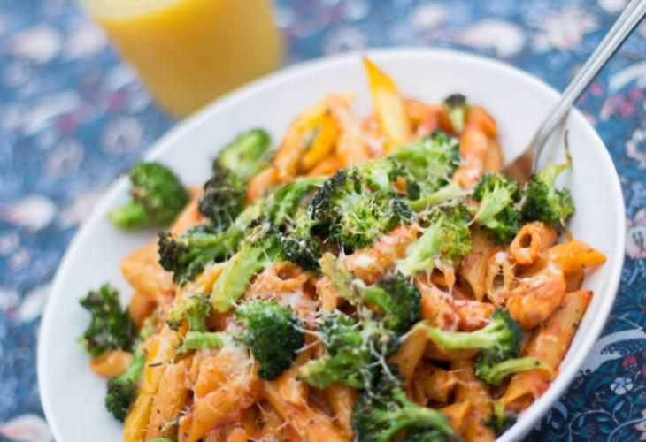 Broccoli Pasta in Roasted Chickpea Spread